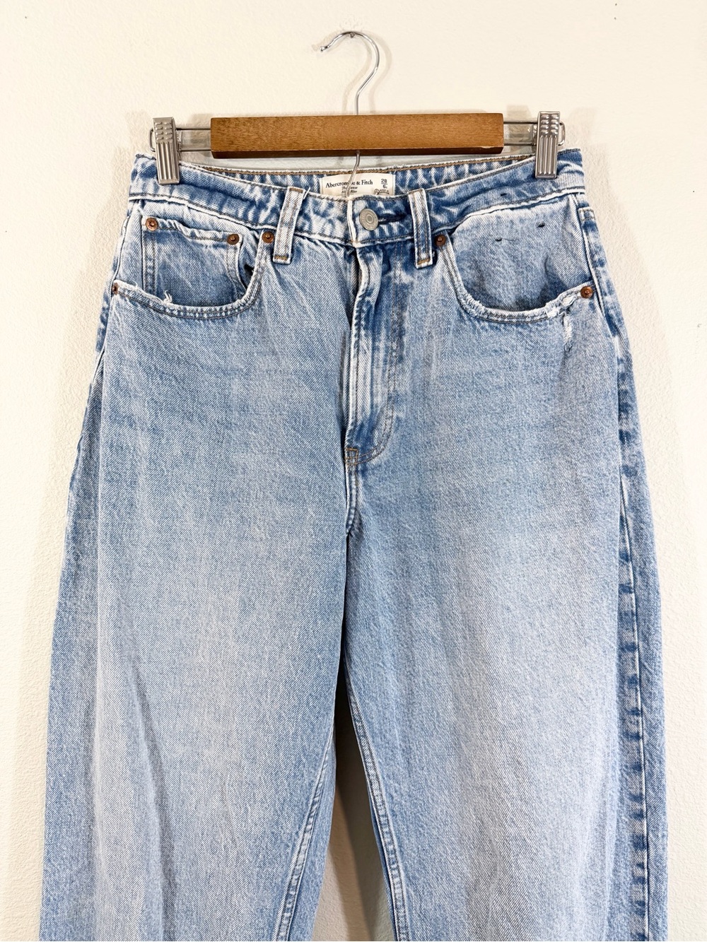 Abercrombie & Fitch Loose High Rise Jeans Size 28/6 Light Wash Rigid Denim - Picture 2 of 12